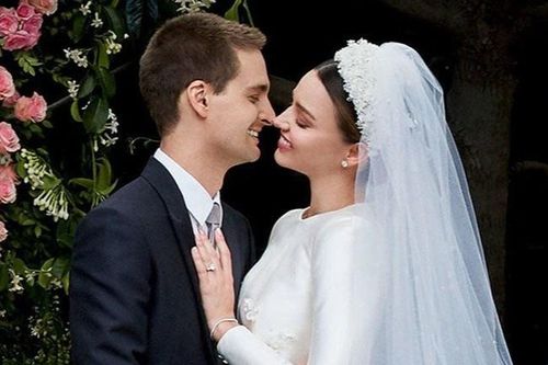 Miranda Kerr kỷ niệm 3 năm cưới tỷ phú công nghệ 9X