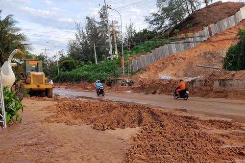 Cát đỏ tràn xuống đường ven biển Mũi Né gây ách tắc giao thông