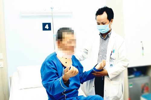 Vi phẫu thuật thoát vị đĩa đệm cột sống cổ kịp thời cứu bệnh nhân khỏi bại liệt