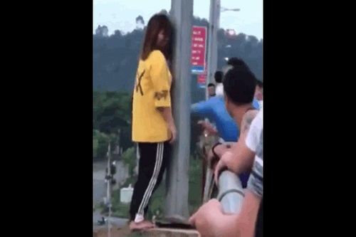 Nam thanh niên phản xạ cực nhanh, cứu sống cô gái