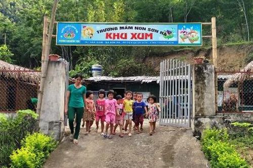 Thương lắm cô trò mầm non bản Xum!