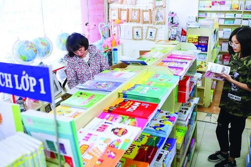 Bất thường chọn sách giáo khoa: Ai hưởng lợi, ai 'đổ vỏ'?