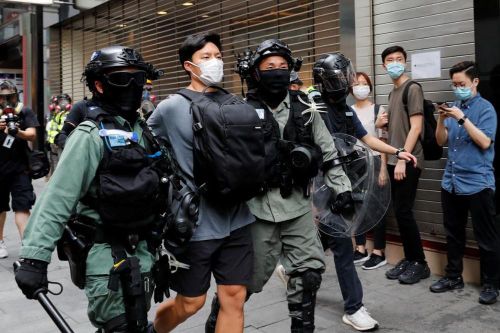 Cảnh sát Hong Kong bắn đạn hơi cay, bắt giữ hàng trăm người biểu tình