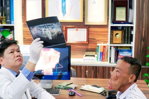 Tìm lại cuộc sống cho chàng trai 'mặt quỷ'