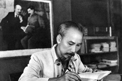 Giao lưu trực tuyến chủ đề 'Dâng Người trang sách màu xanh'