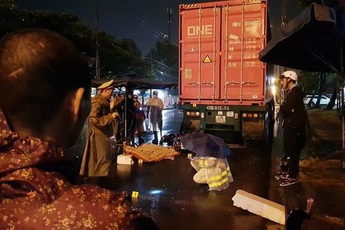 Tông vào xe container, nam bảo vệ tử vong trên đường đi làm