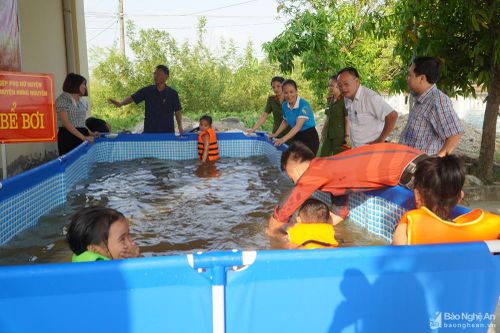 Tặng bể bơi thông minh cho xã vùng giáo ở Hưng Nguyên