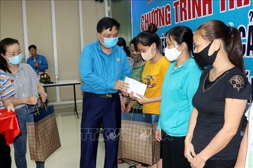 Công đoàn Việt Nam hỗ trợ tiền mặt cho người lao động bị ảnh hưởng bởi dịch COVID-19