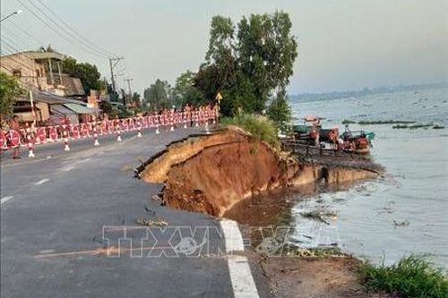 Mưa lớn gây sạt lở cát trên tuyến đường ven biển Mũi Né
