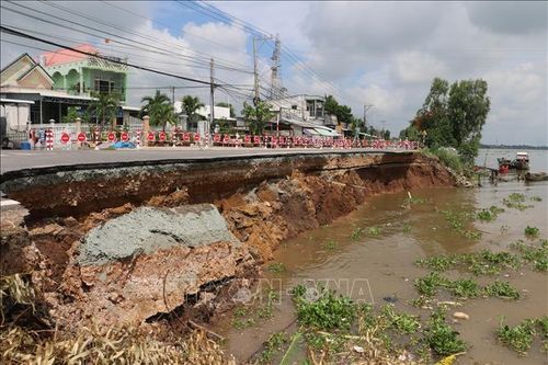 Sạt lở 'bủa vây' tuyến giao thông huyết mạch của tỉnh An Giang