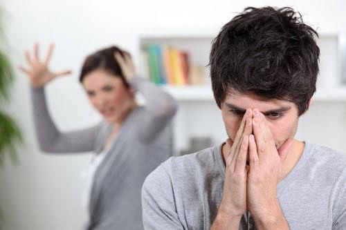 Vợ lúc nào cũng hậm hực vì tôi không kiếm được nhiều tiền