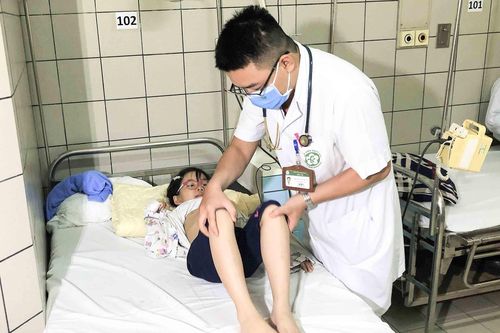 Nắng nóng thất thường, trung bình 200 trẻ vào viện khám bệnh trong 1 ngày