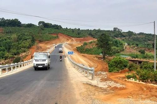 Những con đường 'trăm tỷ' xuyên bản làng