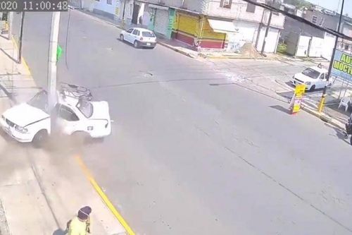 Xe con bị mất lái lao vào cột điện gãy làm đôi