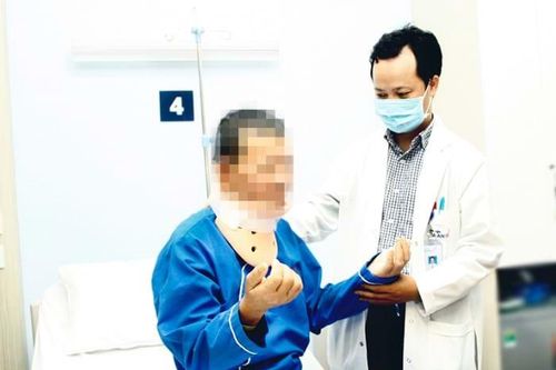 Bệnh nhân thoát nguy cơ bại liệt nhờ kịp thời vi phẫu thuật thoát vị đĩa đệm cột sống cổ
