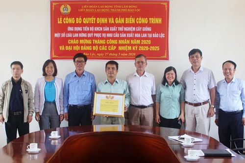 Gắn biển công nhận 2 công trình sản phẩm mới chào mừng đại hội Đảng các cấp