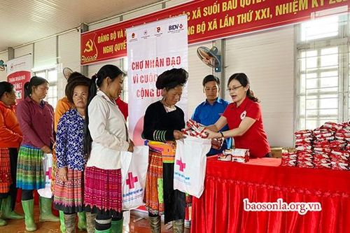 300 hộ nghèo, cận nghèo được phát nhu yếu phẩm tại 'Chợ Nhân đạo'