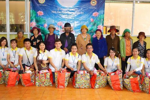 CLB Ánh Từ Quang trao quà tại Lâm Đồng