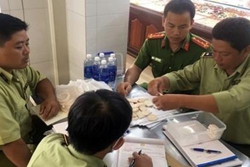 Phát hiện 2 tiệm vàng kinh doanh sản phẩm có dấu hiệu chế tác từ ngà voi