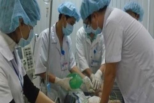 Người đàn ông ngưng tim, ngưng thở do điện giật được cứu sống