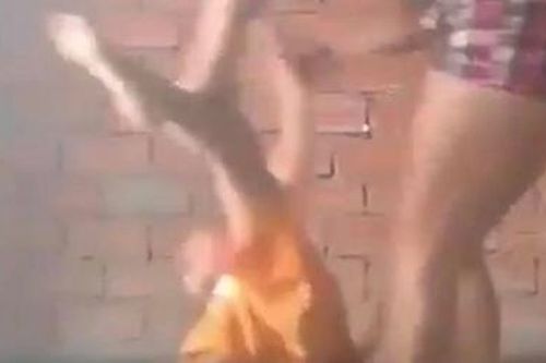 Điều tra clip nghi mẹ ruột bóp cổ, đánh con dã man