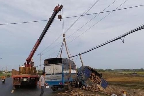 Xe tải tông đuôi ôtô đậu ven đường, vợ tài xế tử vong trong cabin