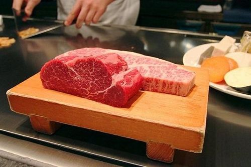 Bò Kobe giá 18 triệu đồng/kg vẫn 'cháy' hàng ở Việt Nam được nuôi thế nào?