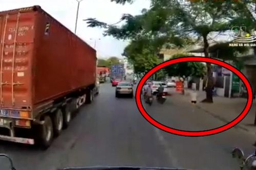 Clip: Nữ tài xế lái xe lấn làn, tông trúng cụ ông