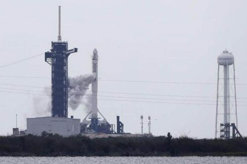 NASA hoãn chuyến bay lịch sử vào vũ trụ do thời tiết xấu