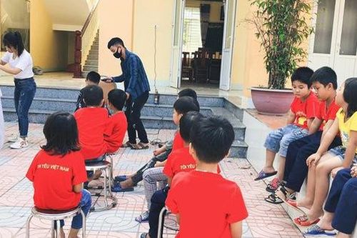 Cô gái 9x ở Hà Tĩnh cắt tóc miễn phí cho người nghèo, trẻ mồ côi