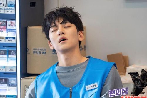 Người ta làm quân vương, ông chủ, riêng Ji Chang Wook đến giờ vẫn toàn vai khổ cực