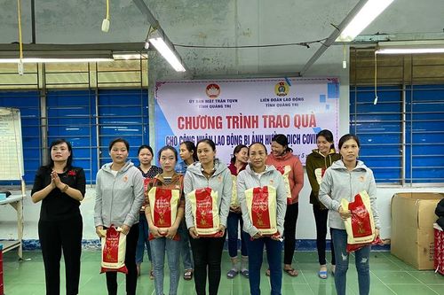 Quảng Trị: Trao quà cho công nhân bị ảnh hưởng bởi dịch Covid-19