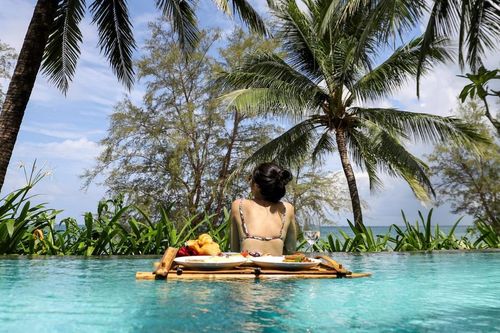 Tour du lịch giảm hơn nửa giá, hàng nghìn khách đặt mua mỗi ngày