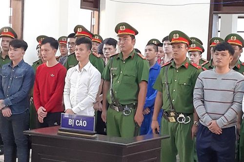 Giải tán đám đông chửi bới bên ngoài phiên xử giang hồ 'Tân Móp'
