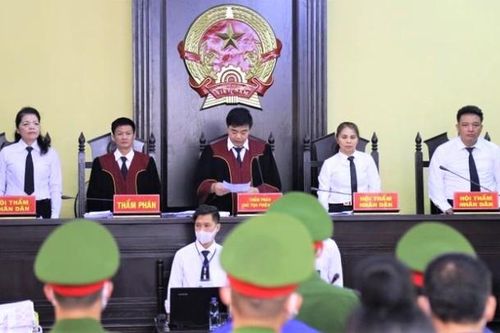 Vụ án gian lận điểm thi THPT tại Sơn La: Bản án nghiêm khắc với 12 bị cáo