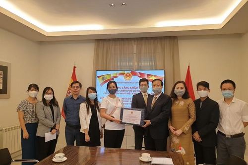 Chính phủ gửi tặng khẩu trang cho cộng đồng người Việt tại Tây Ban Nha