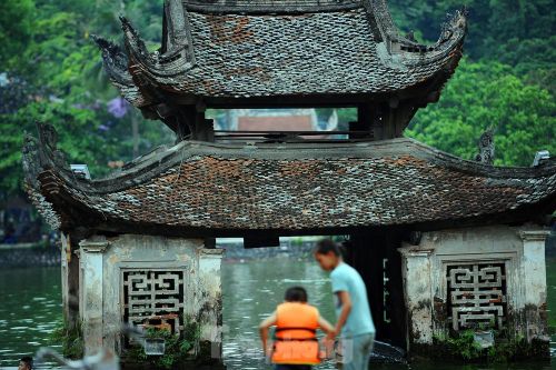 Trẻ em nhào lộn xuống ao của ngôi chùa nổi tiếng nhất Bắc Bộ