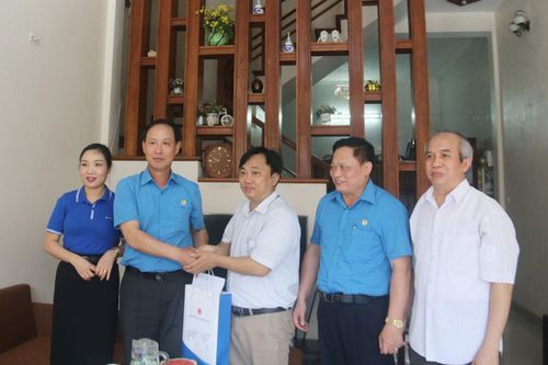 Người lao động khó khăn do bệnh tật xúc động khi được hỗ trợ trong Tháng công nhân