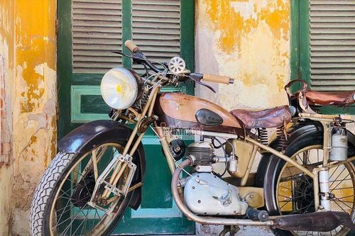 Xe máy cổ rỉ sét thời vua Bảo Đại giá gần 500 triệu