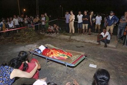 Theo mẹ ra đồng, bé 4 tuổi rơi xuống hố ga tử vong