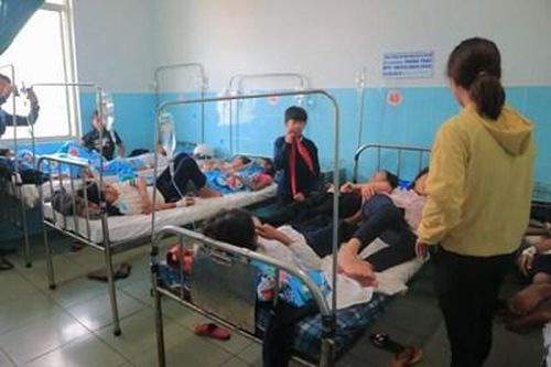 Ăn bánh mỳ từ thiện, 135 học sinh nhập viện