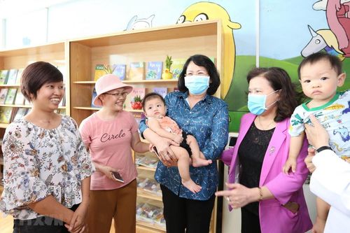 Phó Chủ tịch nước thăm và tặng quà bệnh nhi ung thư tại Bệnh viện K