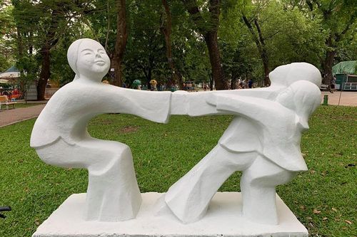 Trả nguyên trạng cho những bức tượng bị sơn màu sặc sỡ tại Công viên Thống Nhất