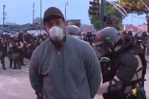 Video phóng viên da màu của CNN bị cảnh sát Mỹ bắt khi đang đưa tin trực tiếp biểu tình