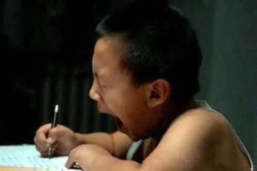 Học sinh 8 tuổi phải làm bài tập về nhà đến tận khuya, khi thấy dòng chữ này trên tờ giấy, người mẹ đã bật khóc