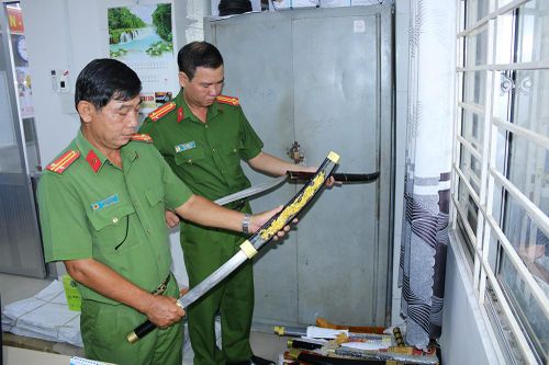 Bưu điện An Giang giao nộp nhiều hung khí các loại