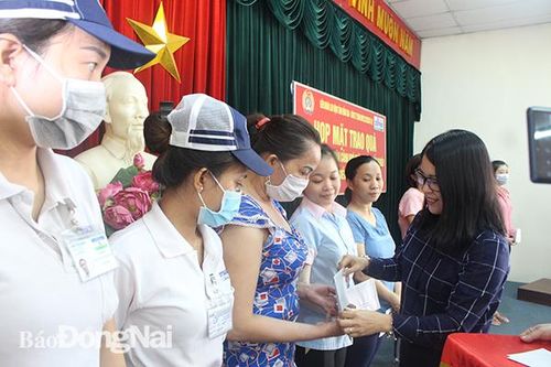 Họp mặt, tặng quà công nhân có hoàn cảnh khó khăn