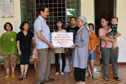 Gia Lai: Trao quà cho trẻ mồ côi, khuyết tật nhân Ngày Tết thiếu nhi 1-6