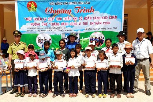Tặng 1.000 ly sữa cho học sinh vùng sâu