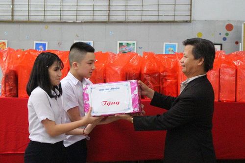 Thăm, tặng quà trẻ em có hoàn cảnh đặc biệt